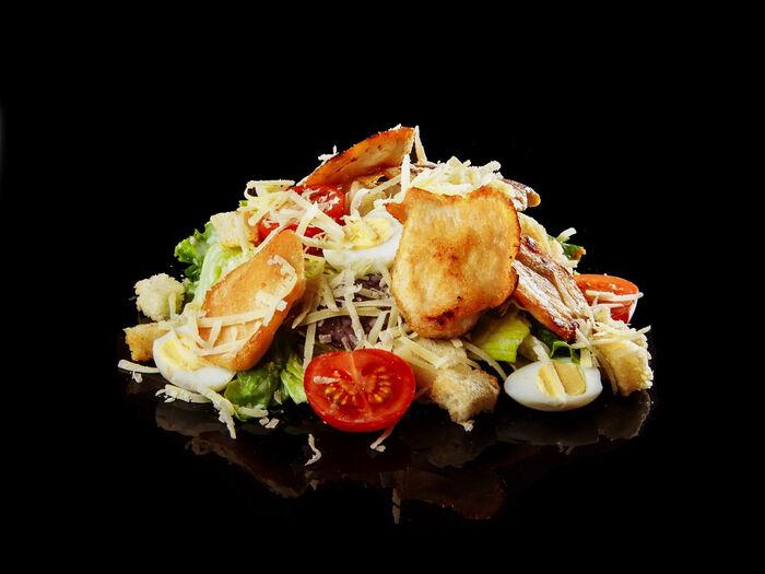 Цезарь с курицей (традиционный салат с соусом цезарь, листьями салата, сыром пармезан и сухариками) 180 гр.