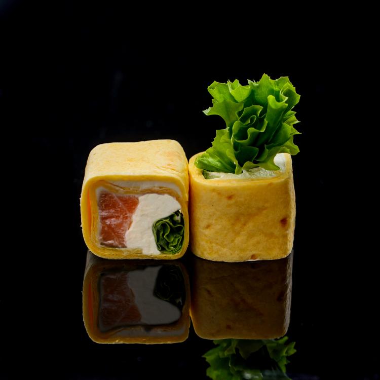 Тортилья лосось (сырная лепешка, творожный сыр, лист салата, огурец, черри, семга) 180 гр.