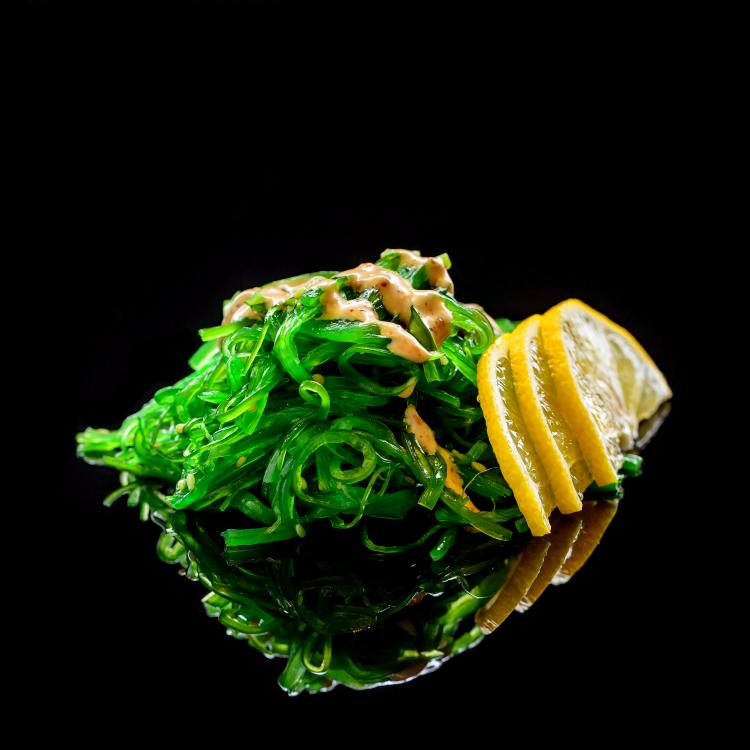 Кайсо сарада (морские водоросли хияши, ореховый соус, ломтик лимона) 120 гр.