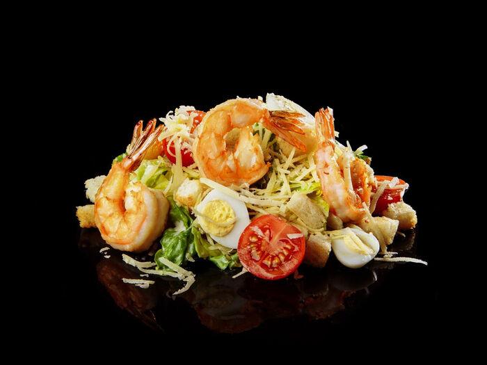 Цезарь с креветкой (традиционный салат с соусом цезарь, листьями салата, сыром пармезан и сухариками) 180 гр.