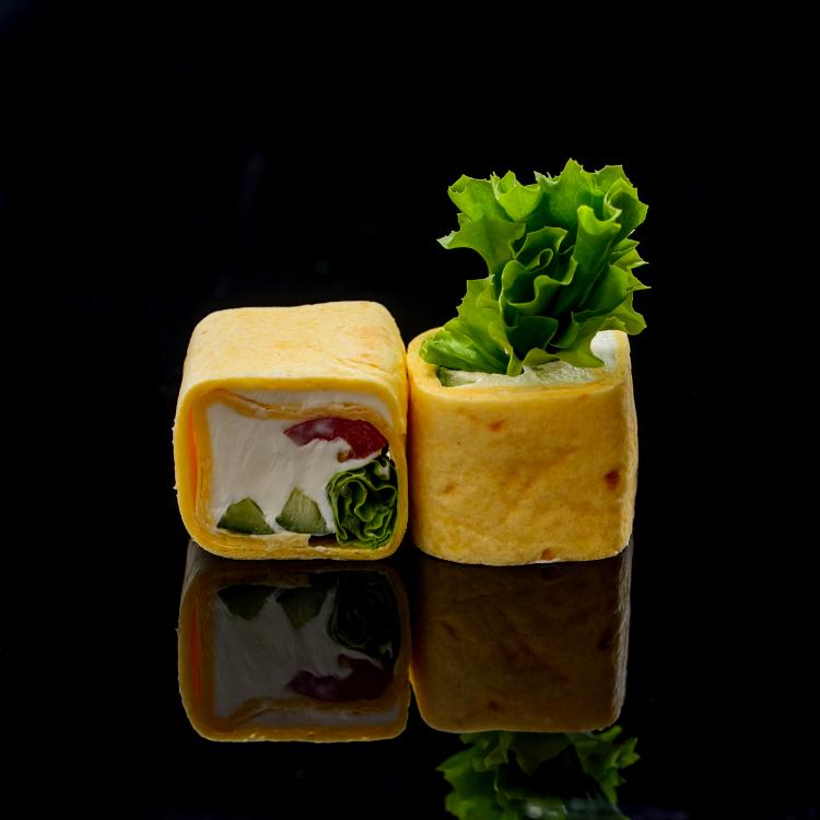 Тортилья овощи (сырная лепешка, творожный сыр, лист салата, огурец, черри) 150 гр.